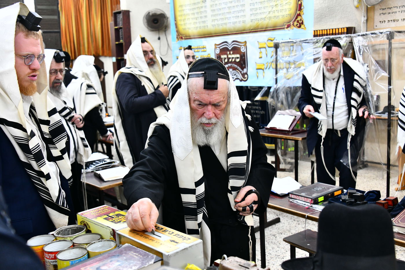 הגר"י זילברשטיין, והגר"ש מחפוד בתפילת השל"ה