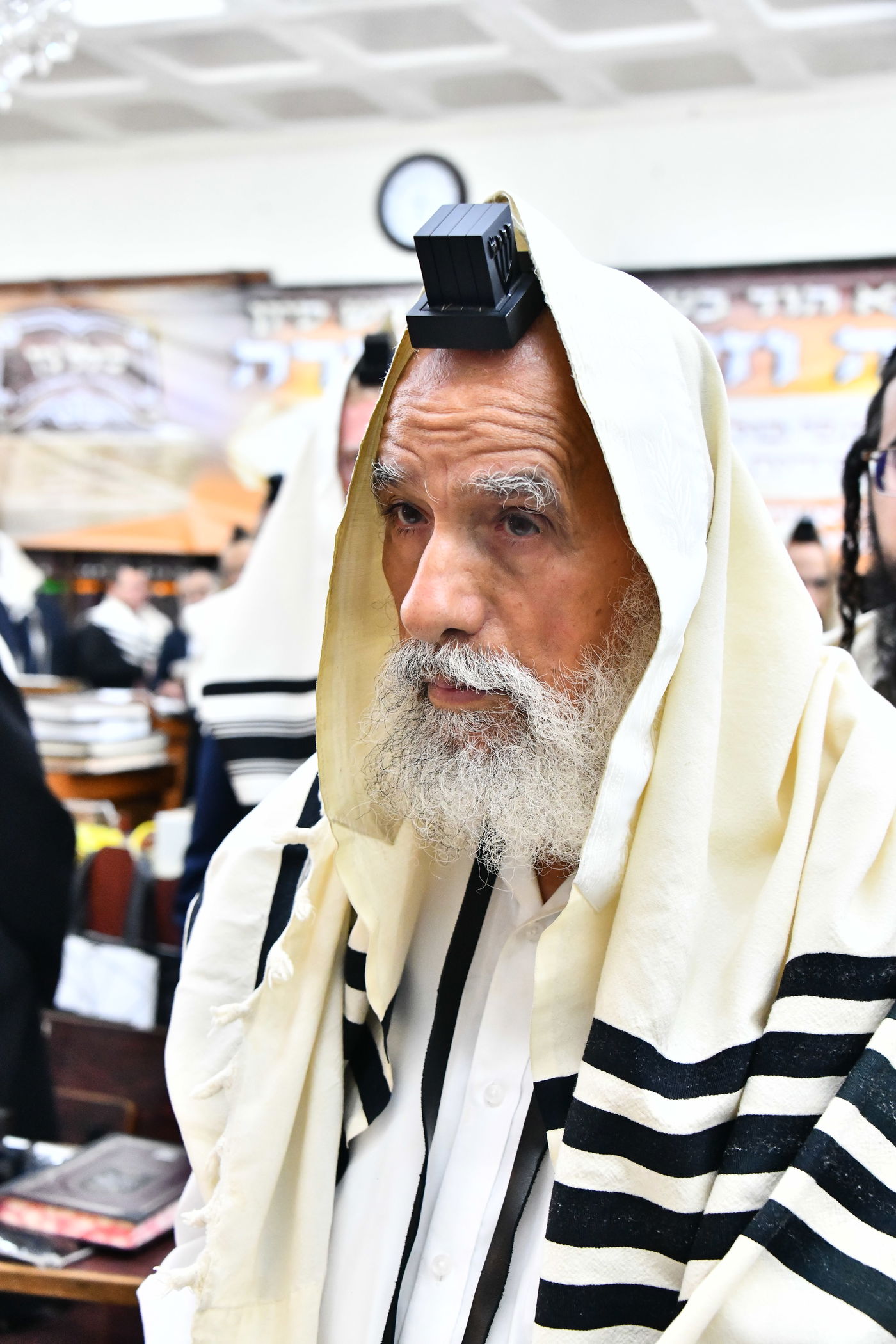 הגר"י זילברשטיין, והגר"ש מחפוד בתפילת השל"ה