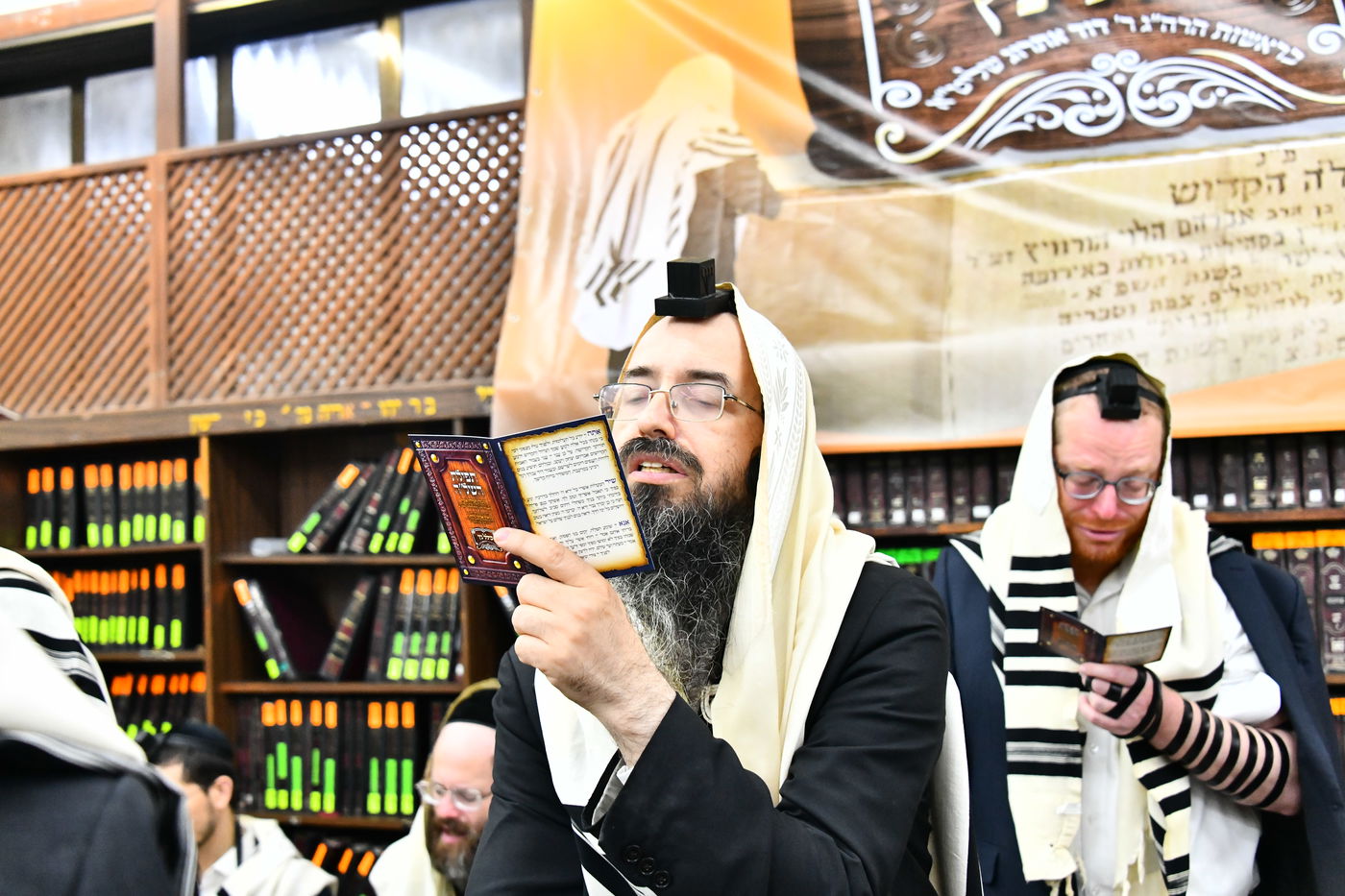 הגר"י זילברשטיין, והגר"ש מחפוד בתפילת השל"ה