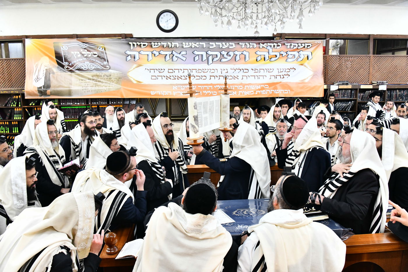 הגר"י זילברשטיין, והגר"ש מחפוד בתפילת השל"ה