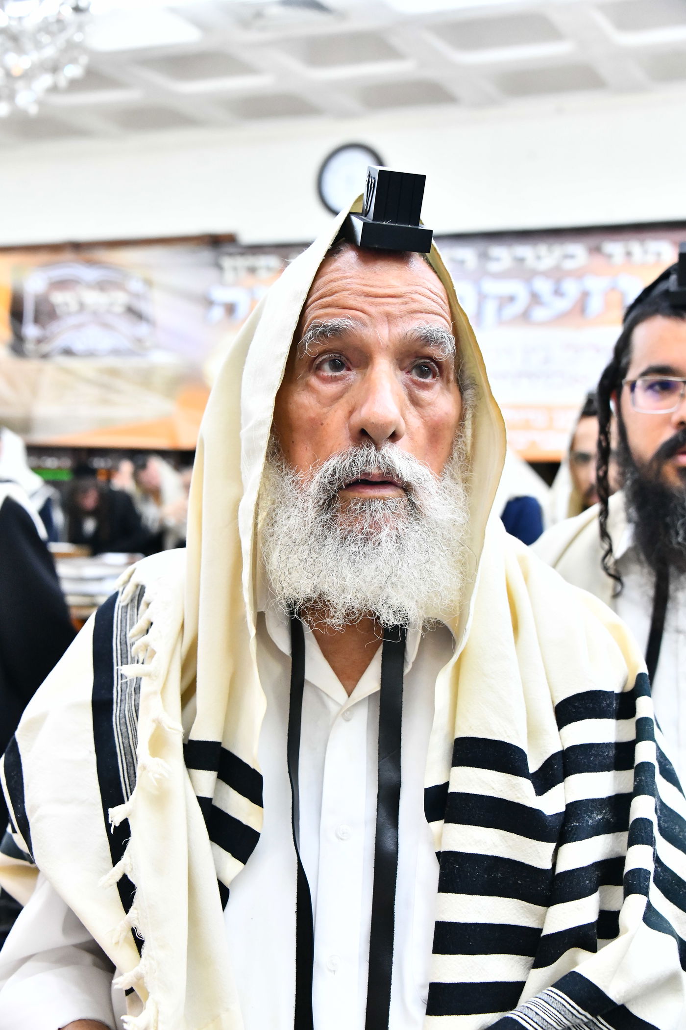 הגר"י זילברשטיין, והגר"ש מחפוד בתפילת השל"ה