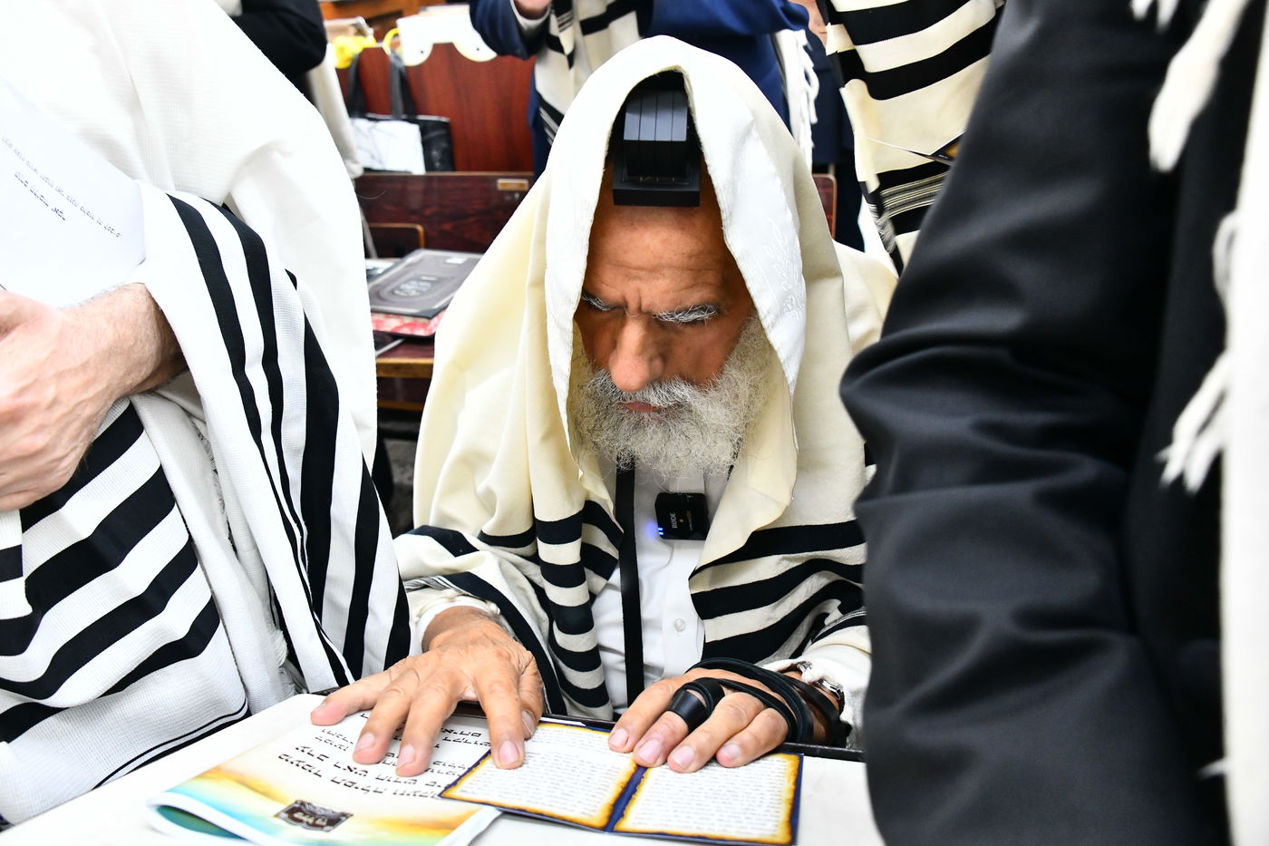 הגר"י זילברשטיין, והגר"ש מחפוד בתפילת השל"ה