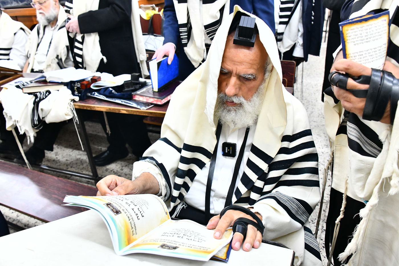 הגר"י זילברשטיין, והגר"ש מחפוד בתפילת השל"ה