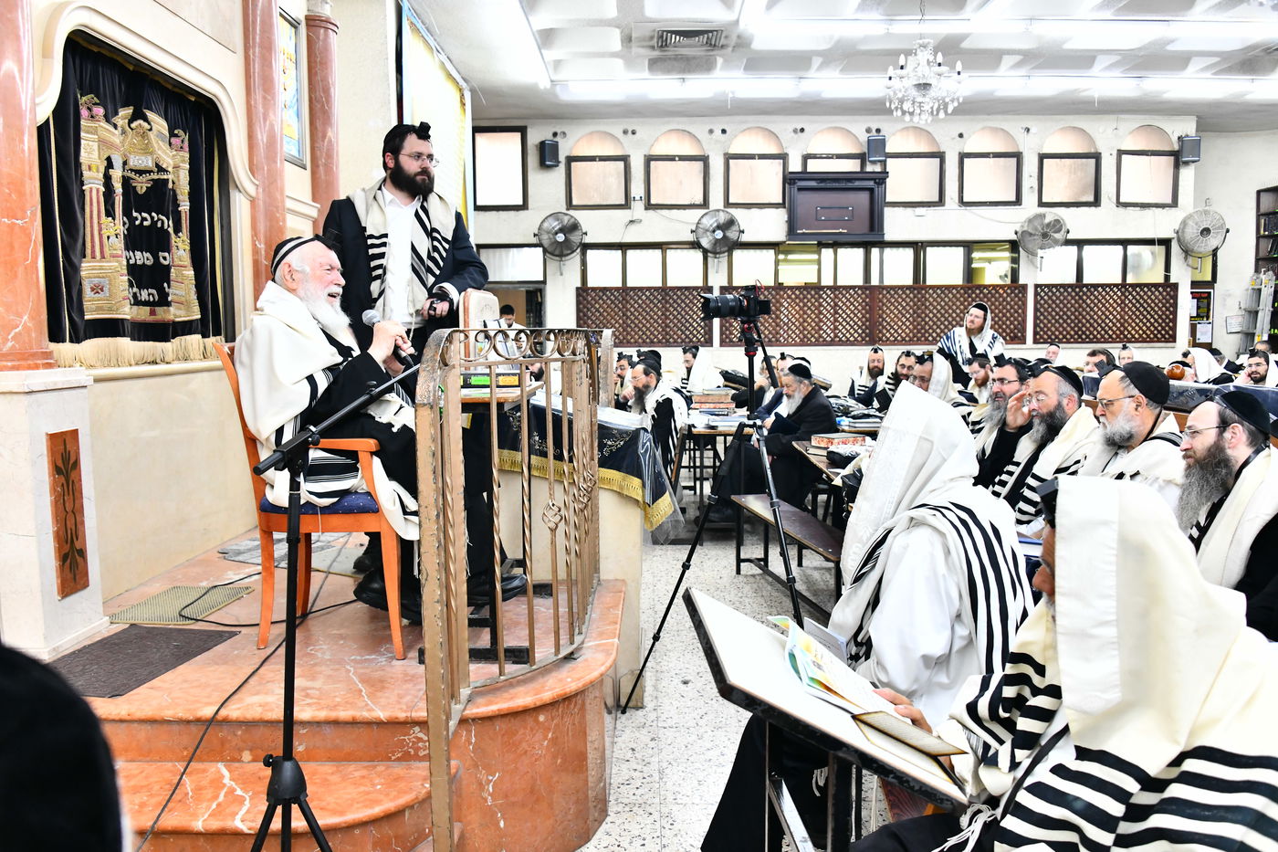 הגר"י זילברשטיין, והגר"ש מחפוד בתפילת השל"ה