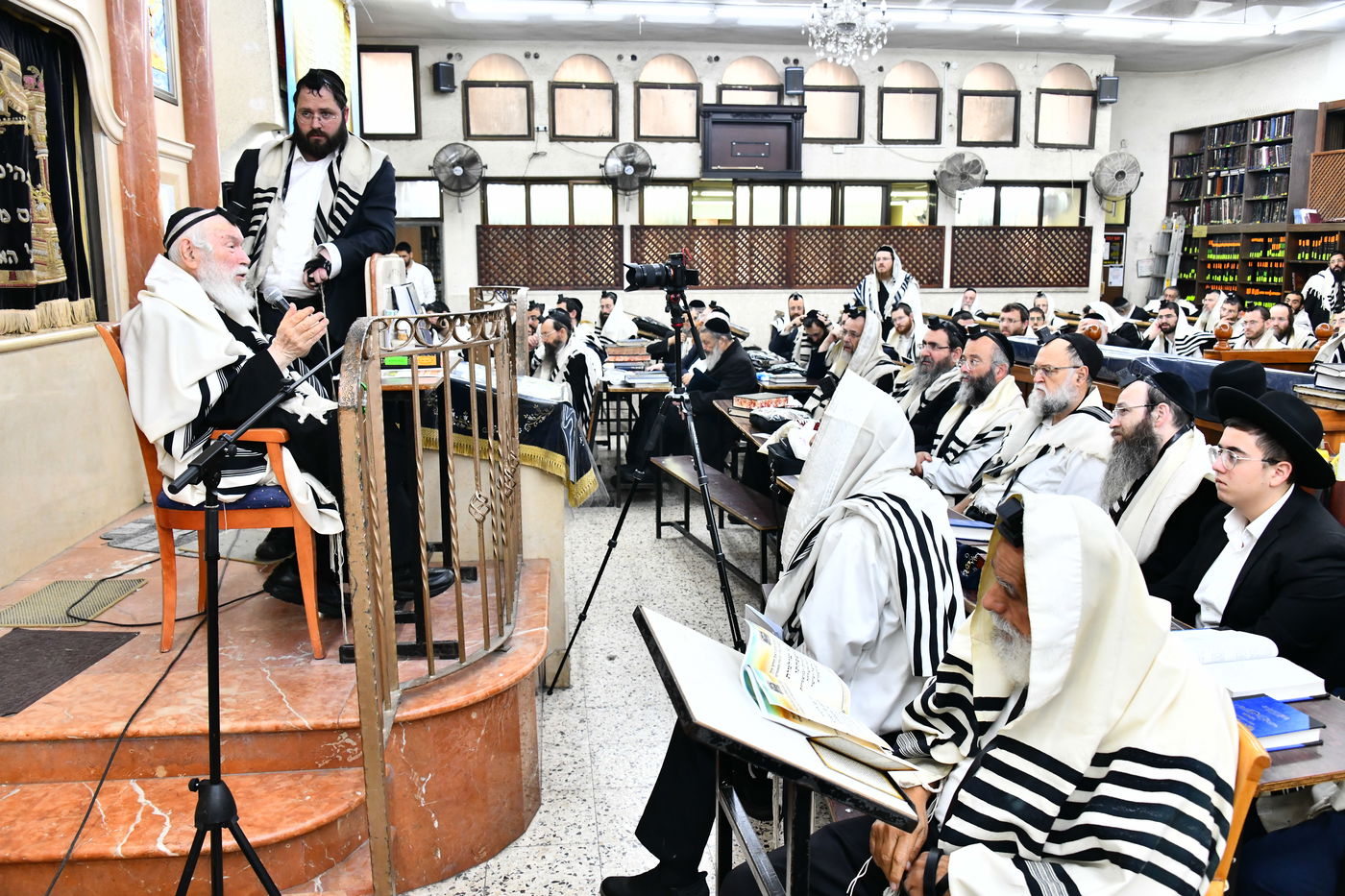 הגר"י זילברשטיין, והגר"ש מחפוד בתפילת השל"ה