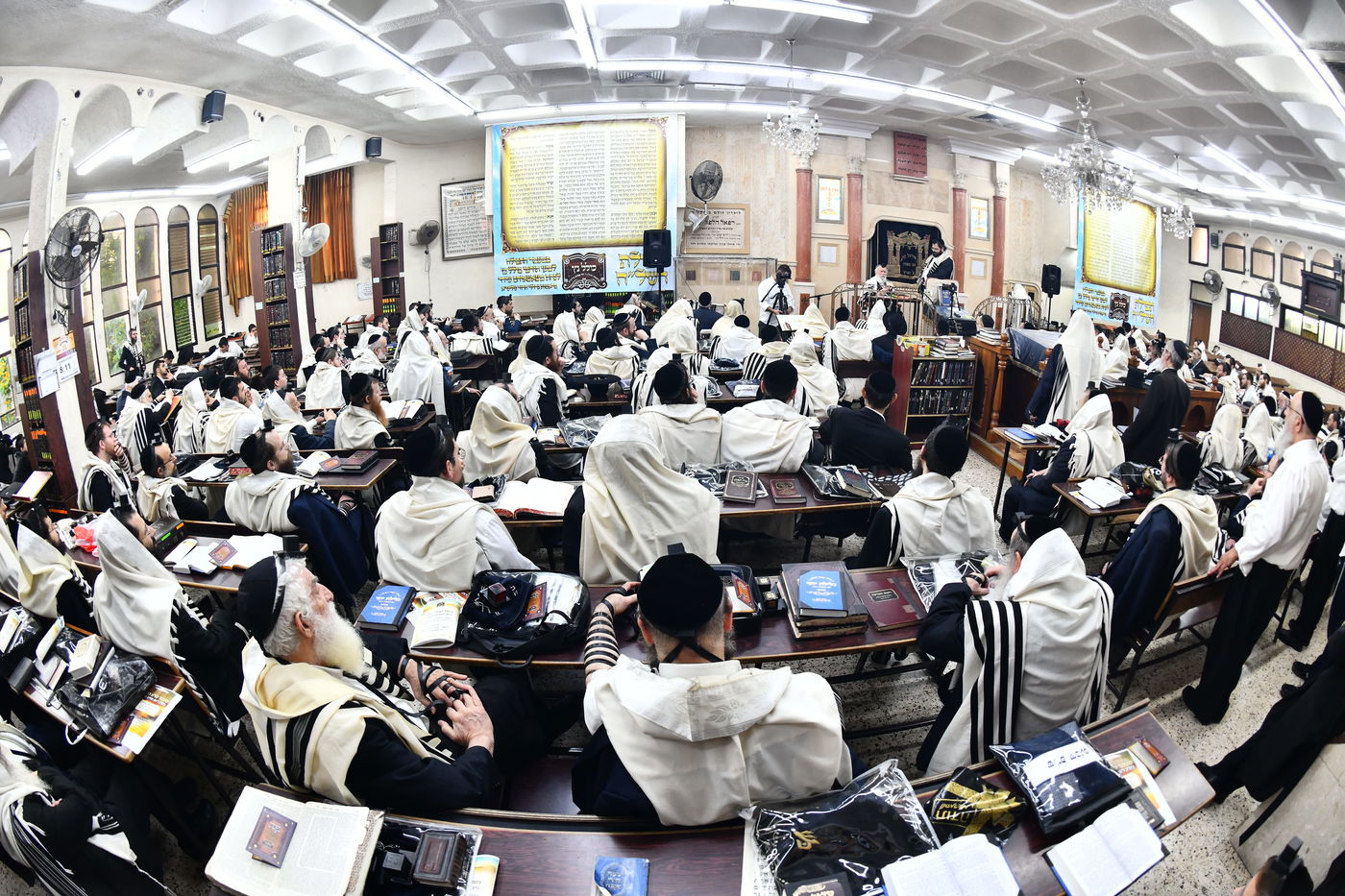 הגר"י זילברשטיין, והגר"ש מחפוד בתפילת השל"ה