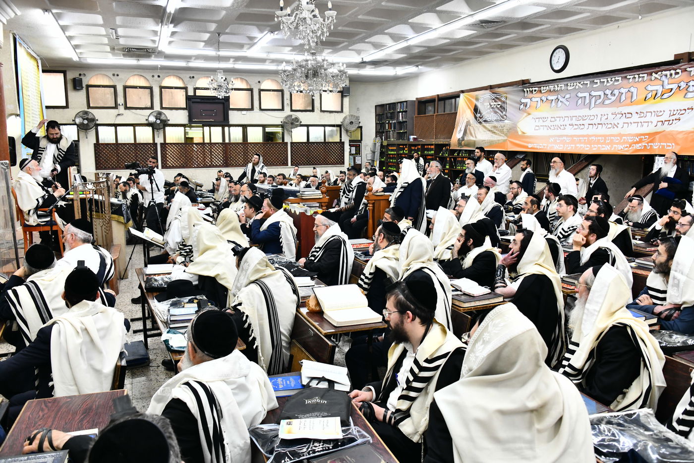 הגר"י זילברשטיין, והגר"ש מחפוד בתפילת השל"ה