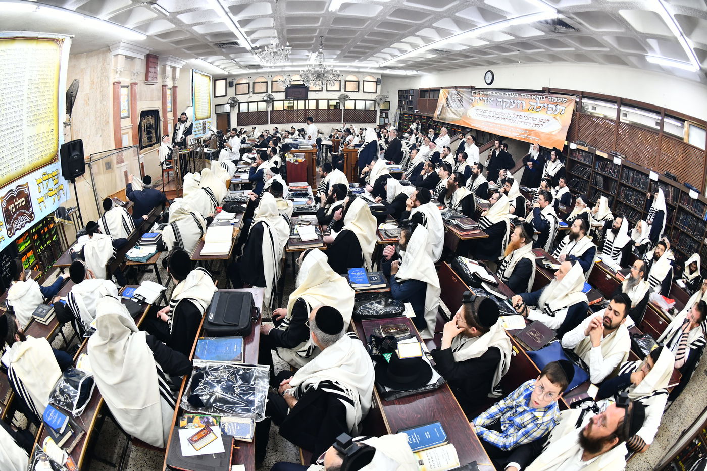 הגר"י זילברשטיין, והגר"ש מחפוד בתפילת השל"ה