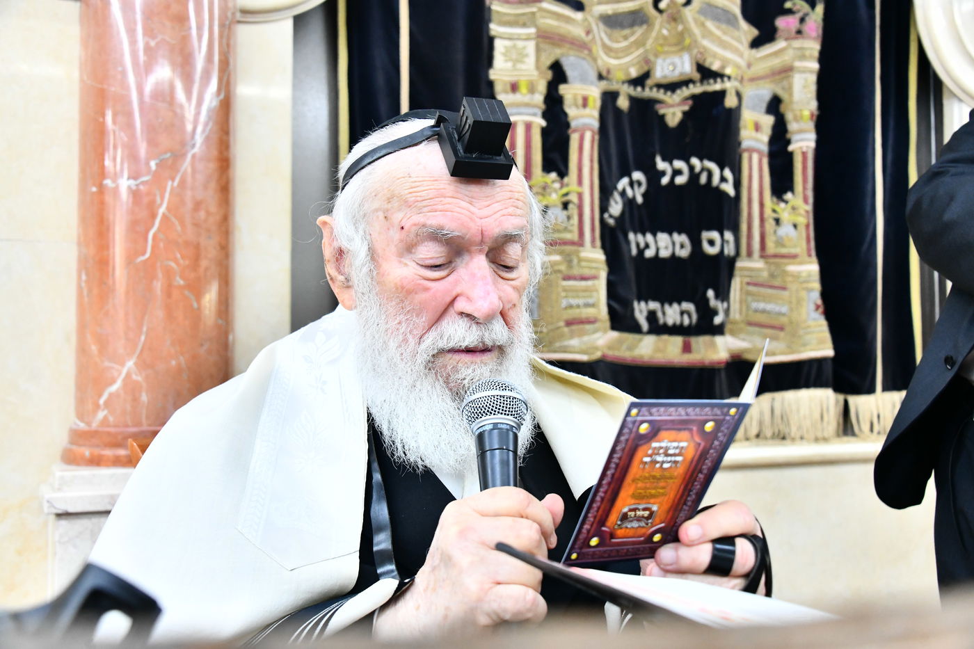 הגר"י זילברשטיין, והגר"ש מחפוד בתפילת השל"ה