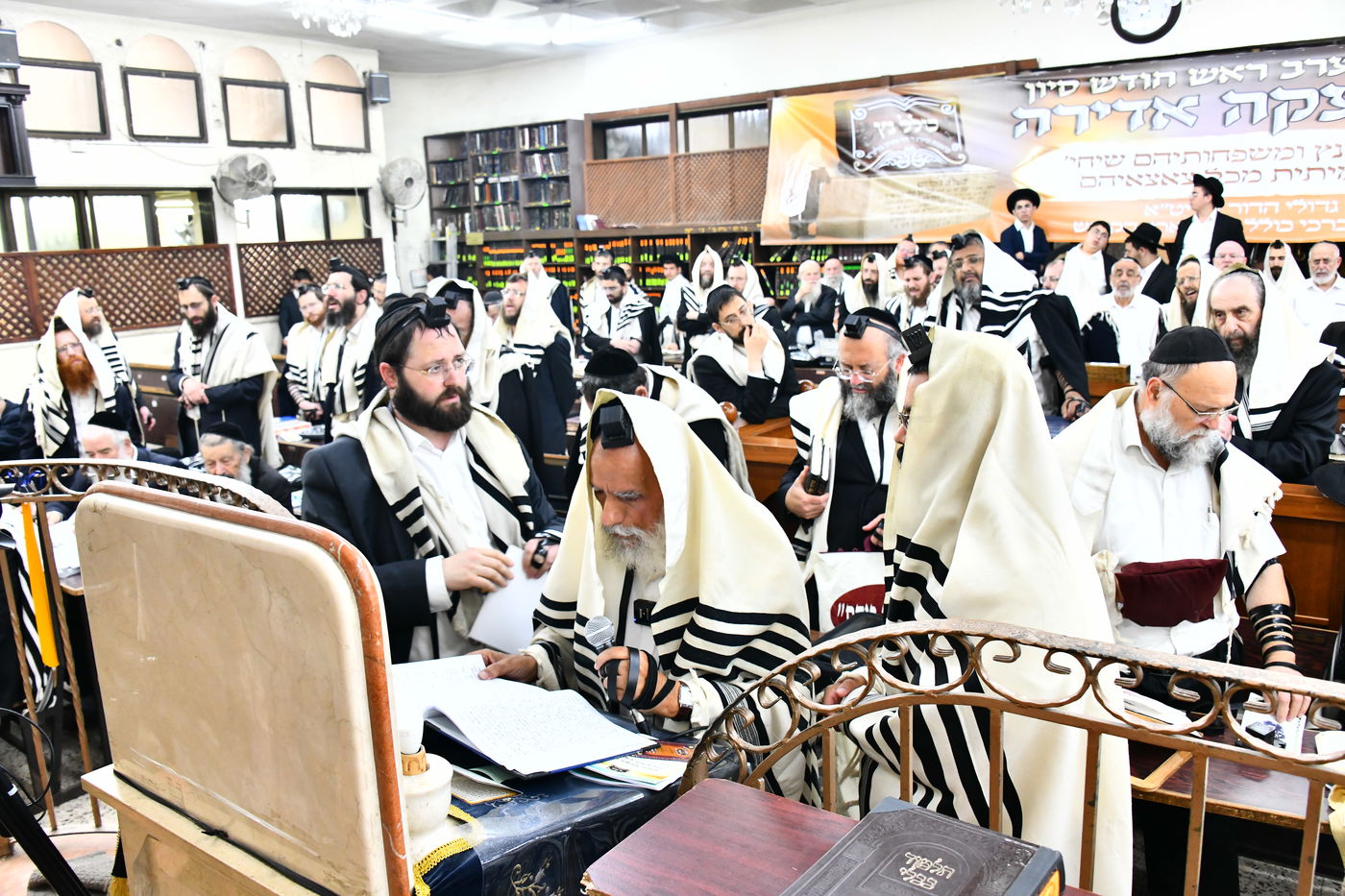 הגר"י זילברשטיין, והגר"ש מחפוד בתפילת השל"ה