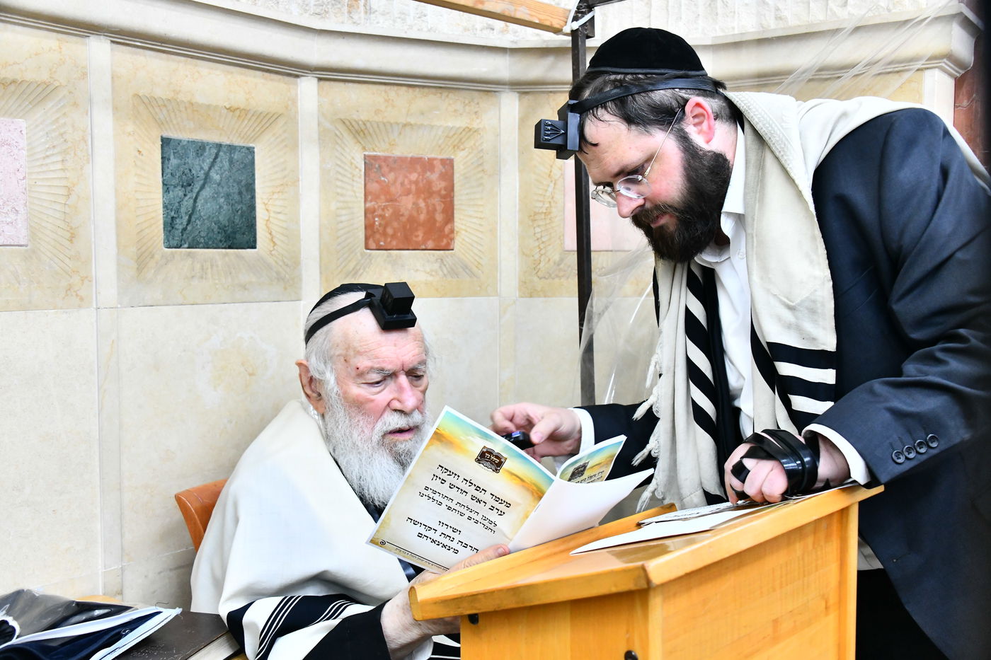 הגר"י זילברשטיין, והגר"ש מחפוד בתפילת השל"ה