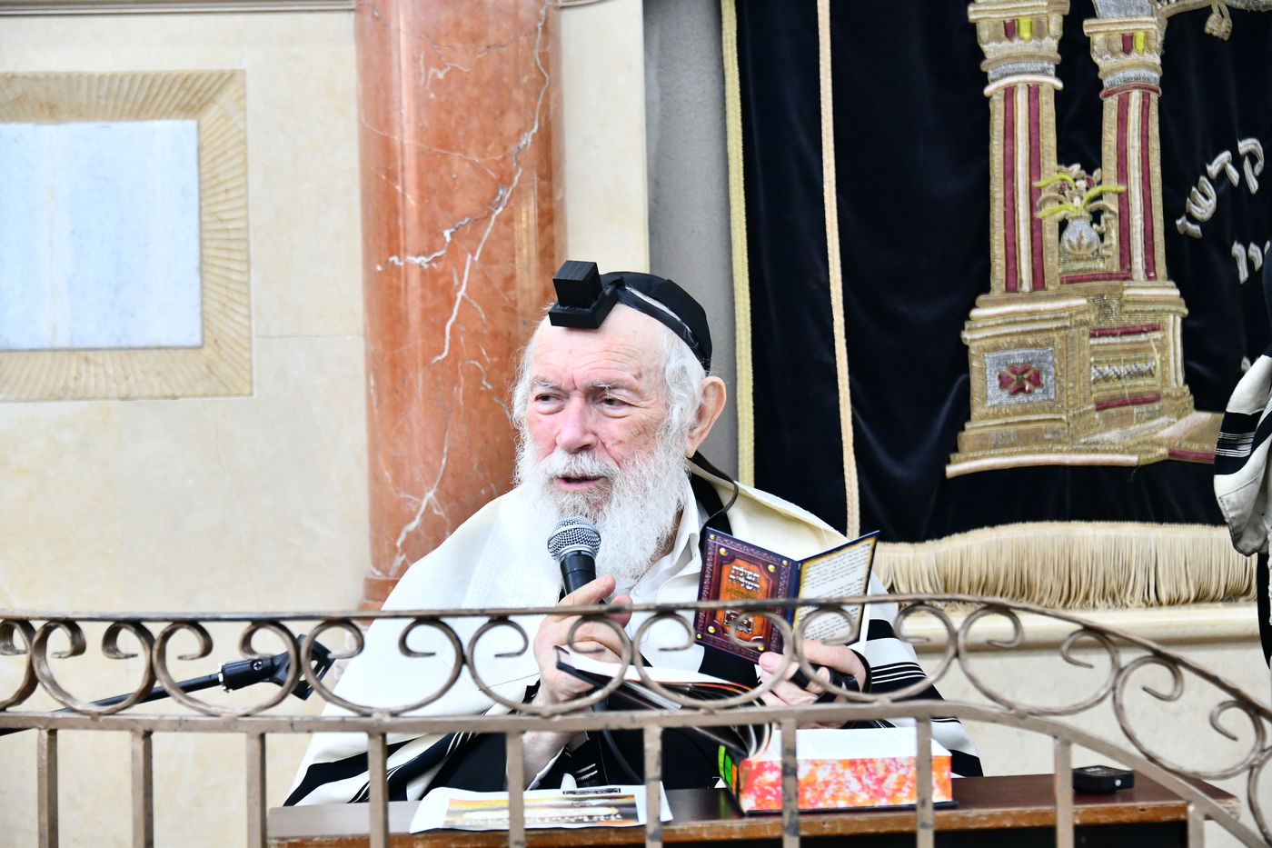 הגר"י זילברשטיין, והגר"ש מחפוד בתפילת השל"ה