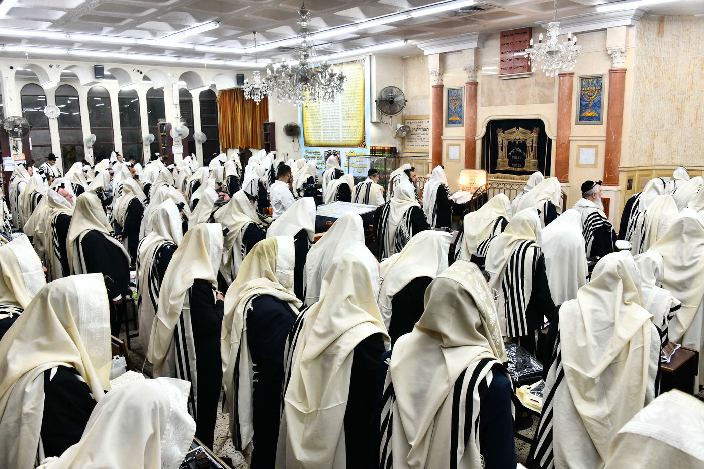 הגר"י זילברשטיין, והגר"ש מחפוד בתפילת השל"ה