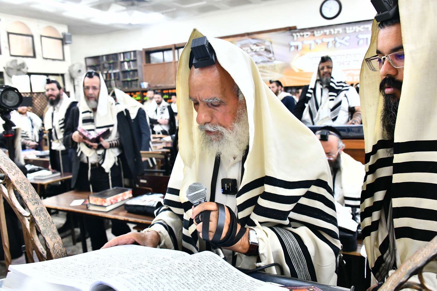 הגר"י זילברשטיין, והגר"ש מחפוד בתפילת השל"ה