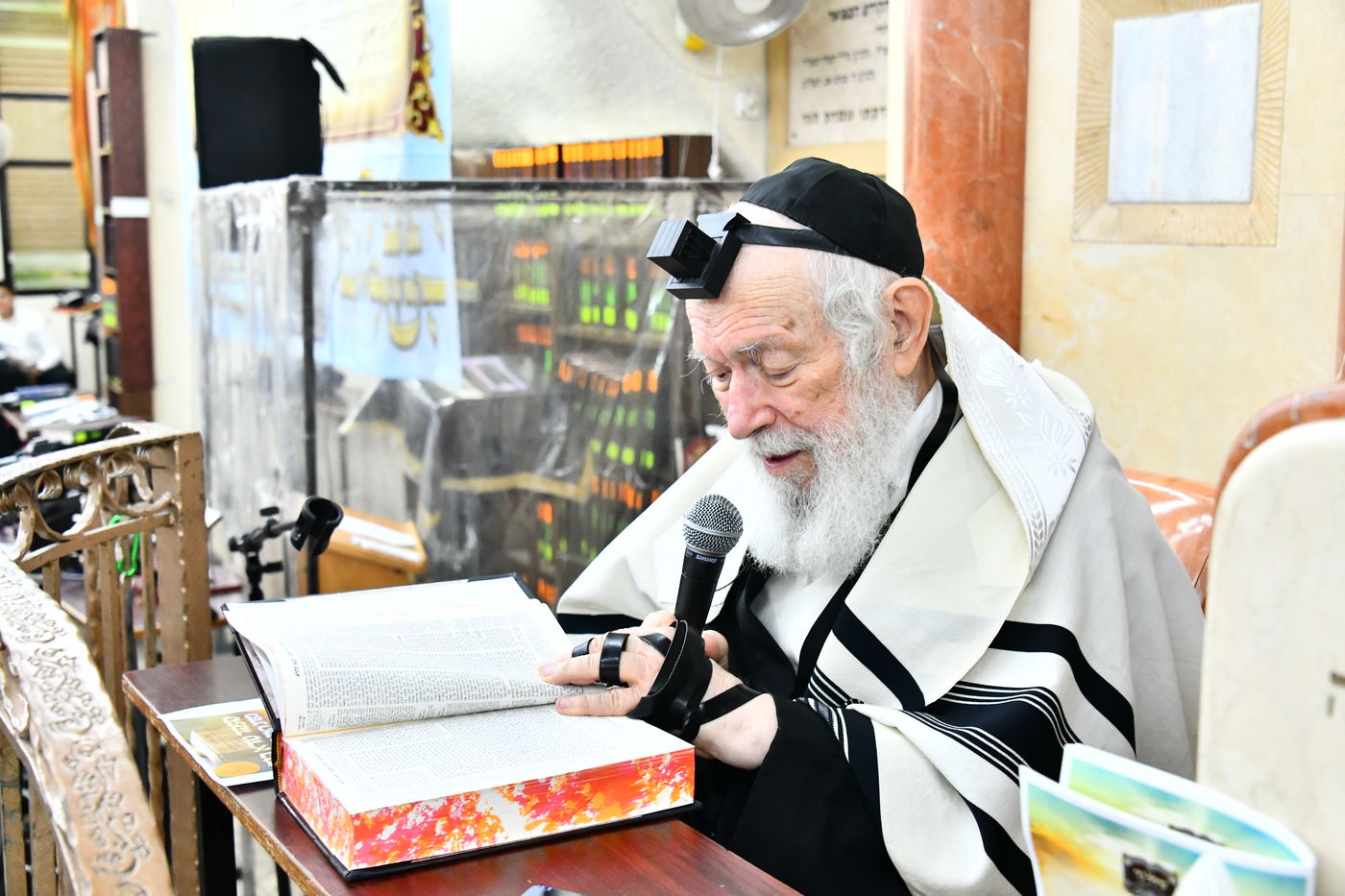 הגר"י זילברשטיין, והגר"ש מחפוד בתפילת השל"ה