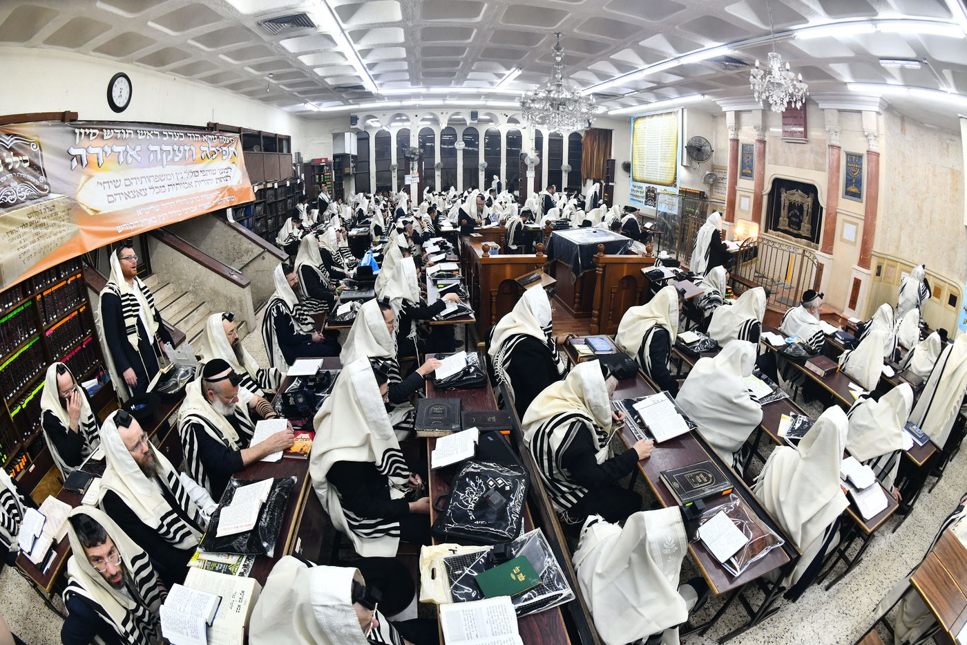 הגר"י זילברשטיין, והגר"ש מחפוד בתפילת השל"ה