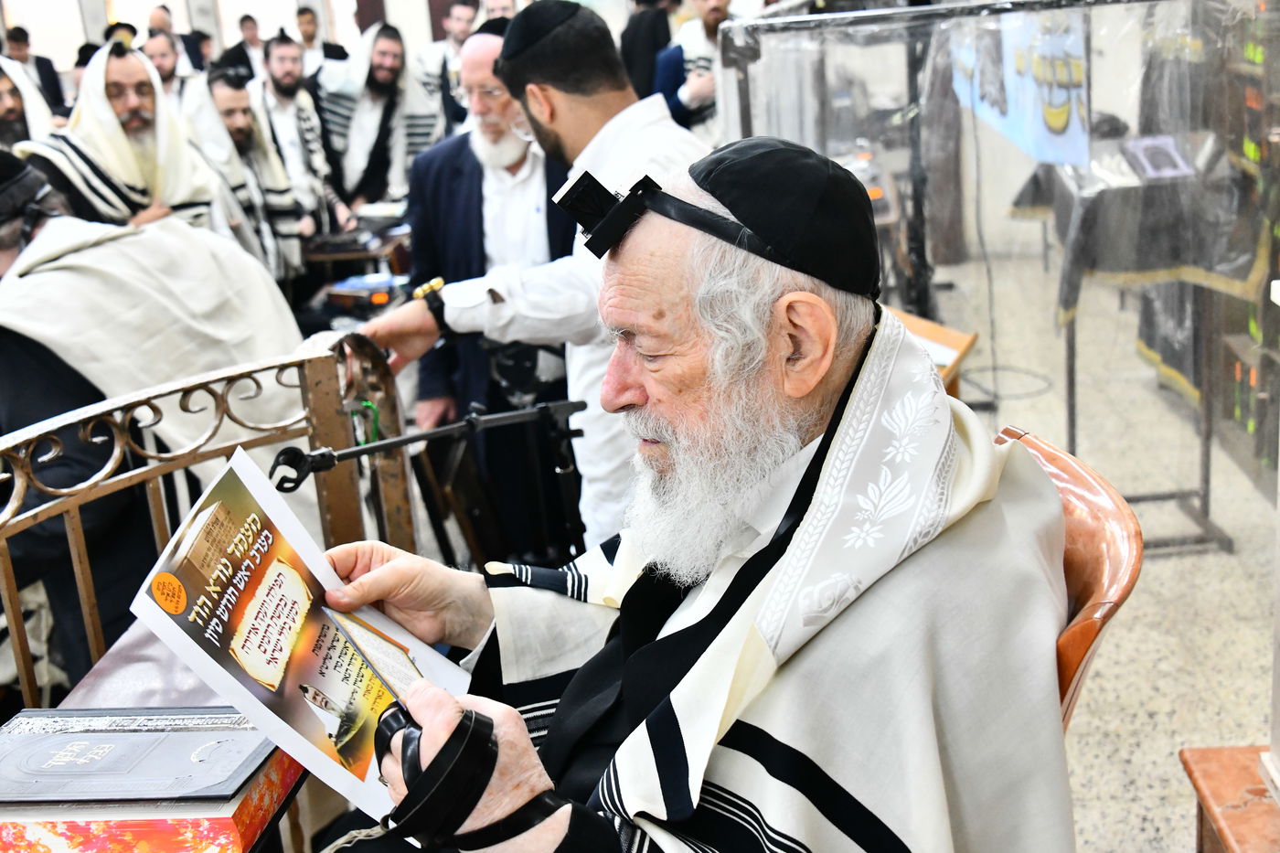 הגר"י זילברשטיין, והגר"ש מחפוד בתפילת השל"ה