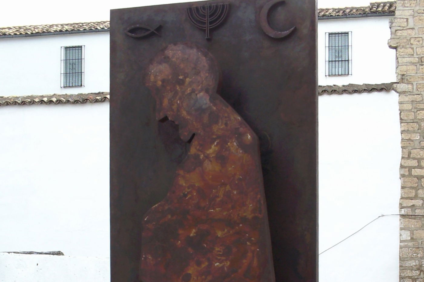 אנדרטה לזכר חסדאי אבן שפרוט בחאן, ספרד. ירח, מנורה ודג כסמלי שלושת הדתות הגדולות בעולם