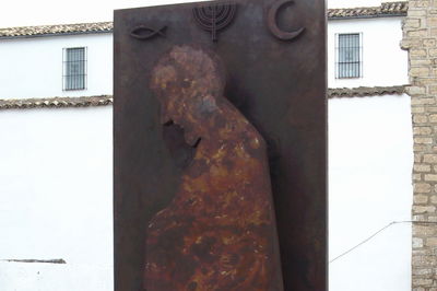 אנדרטה לזכר חסדאי אבן שפרוט בחאן, ספרד. ירח, מנורה ודג כסמלי שלושת הדתות הגדולות בעולם