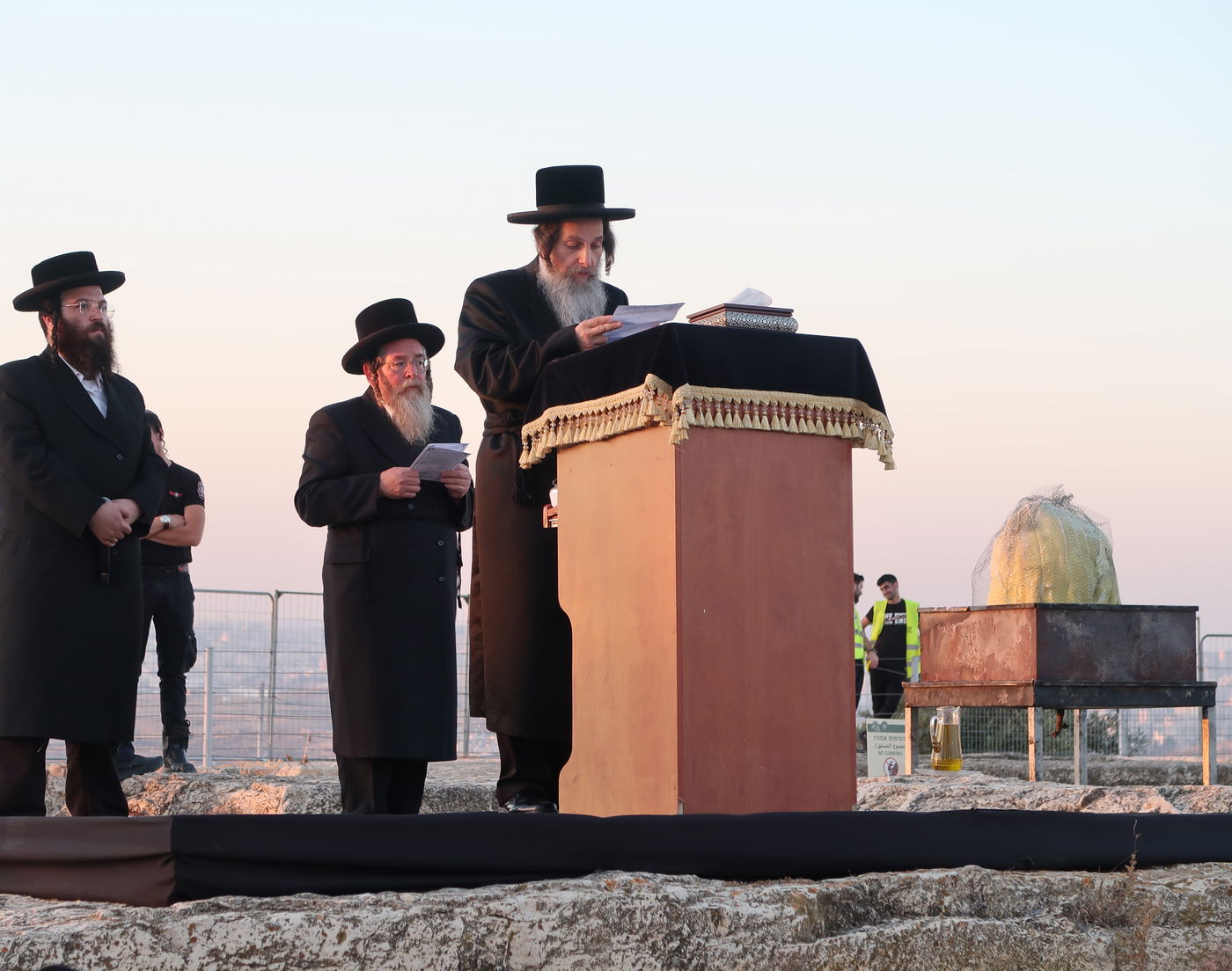 האדמו"ר מאונגוואר, בהדלקה בקרב שמואל הנביא 