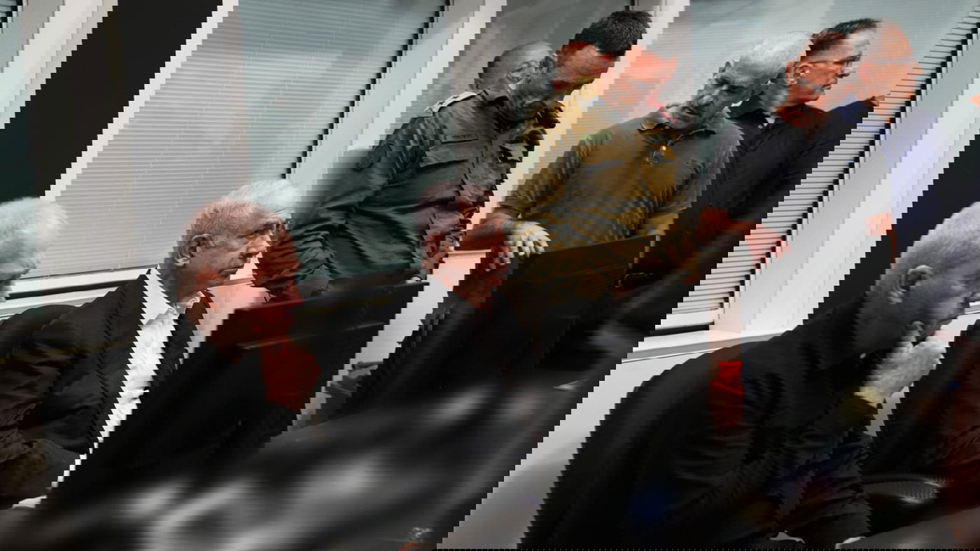 ראש הממשלה עם קבינט המלחמה והרמטכ"ל בחמ"ל