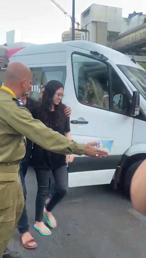 נועה ארגמני מגיעה לבית החולים איכילוב
