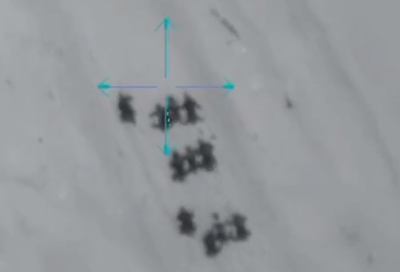 החטופים עולים למסוק בליווי הלוחמים וממריאים מעזה | צפו