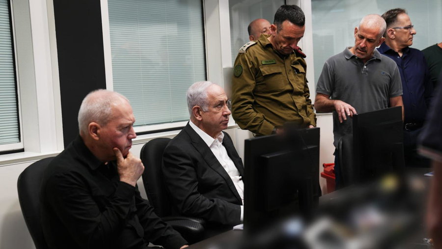 נתניהו עם בחמ"ל בזמן מבצע החילוץ