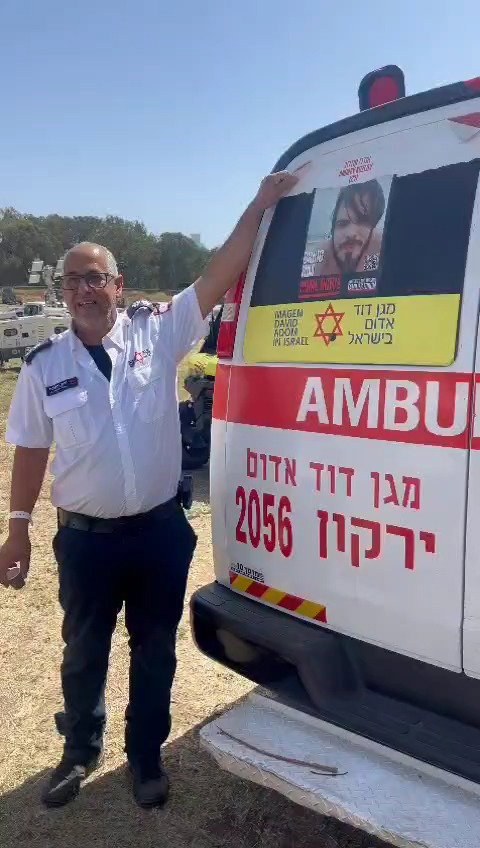 מתנדבי מד"א מסירים את תמונתו של אנדריי קוזלוב מאמבולנס מגן דוד אדום