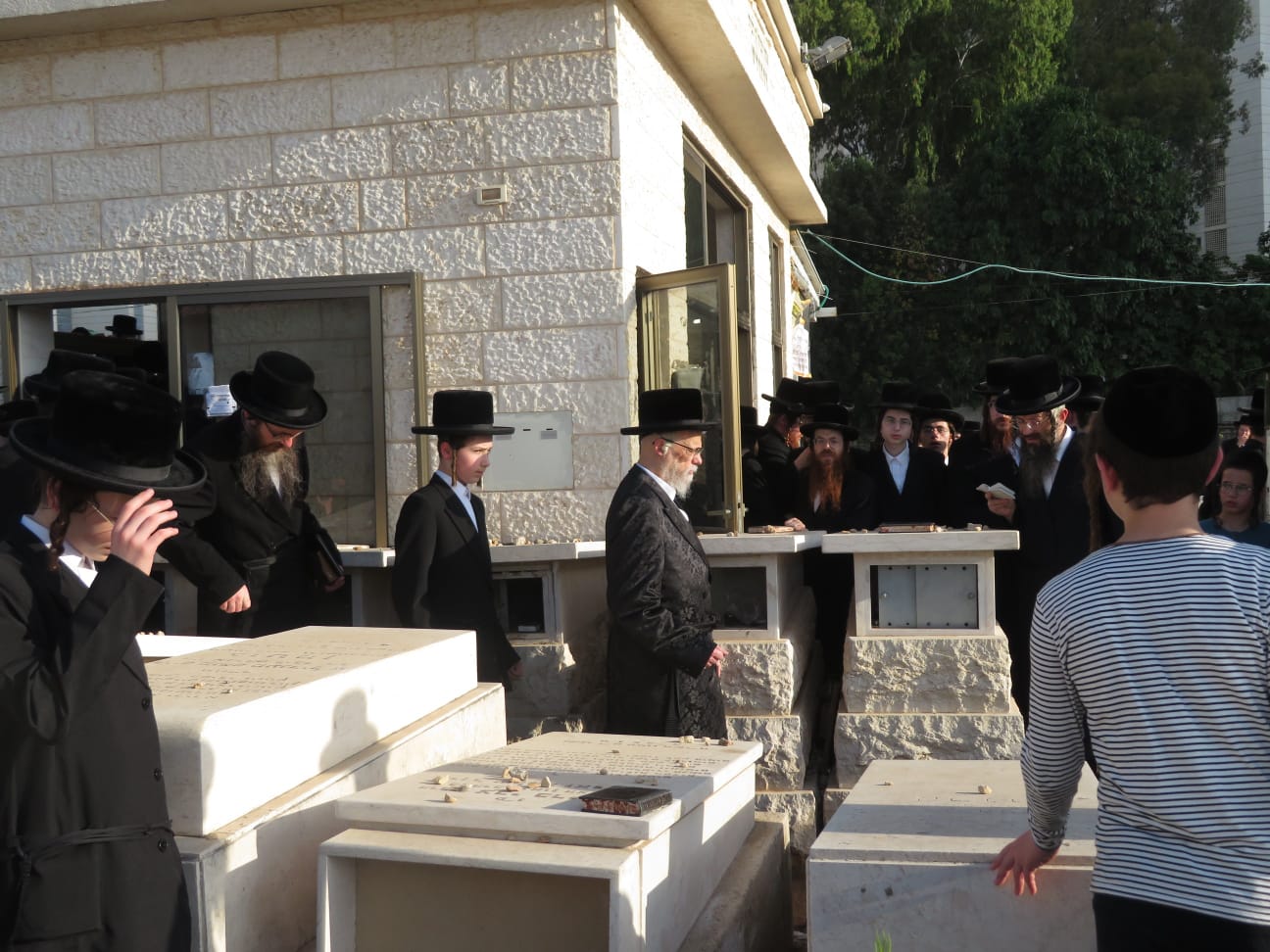 האדמו"ר מסערט ויז'ניץ בבית העלמין בבני ברק