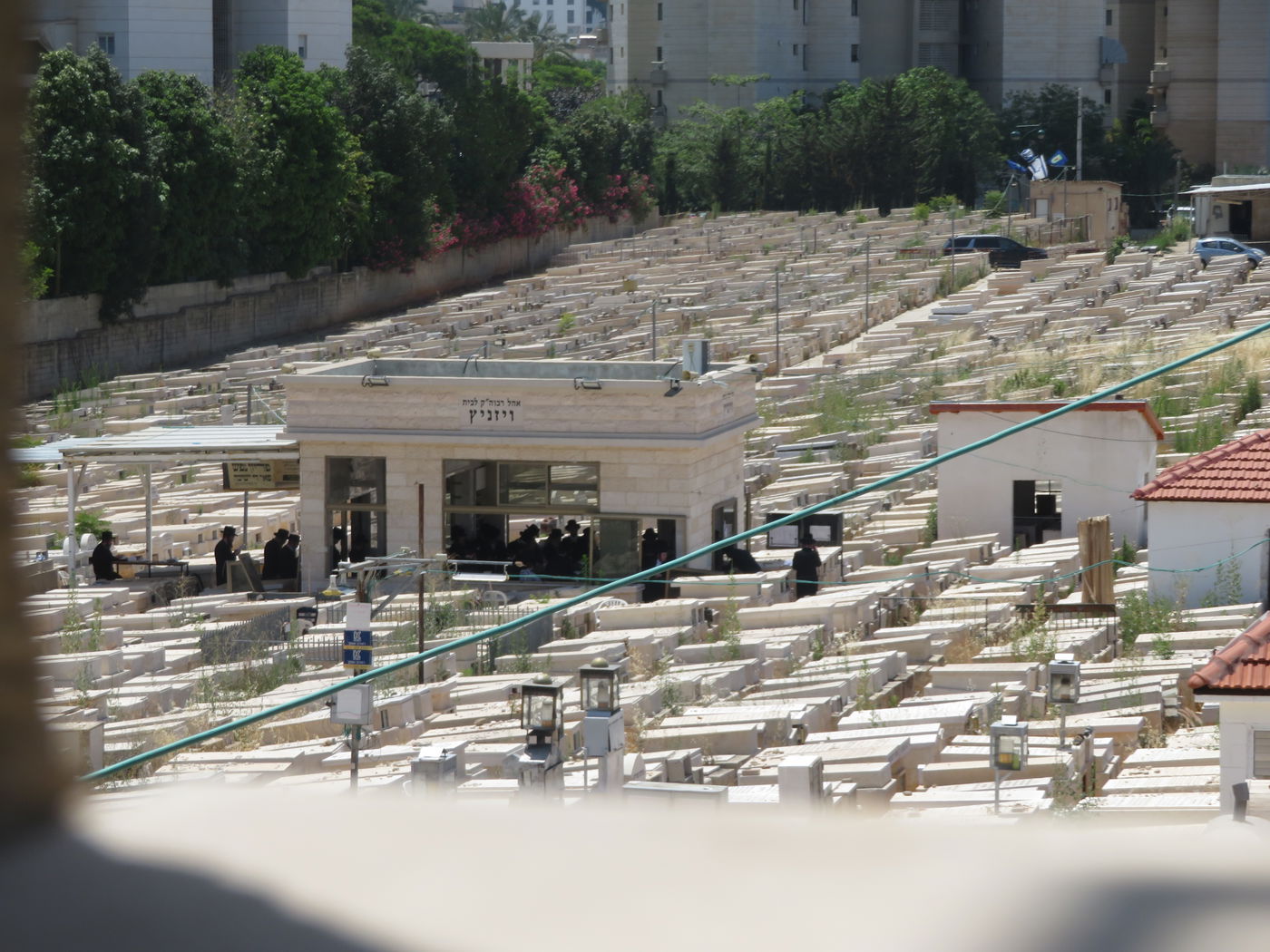 האדמו"ר מויז'ניץ ב"ש, בבית העלמין בב"ב