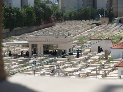 האדמו"ר מויז'ניץ ב"ש, בבית העלמין בב"ב