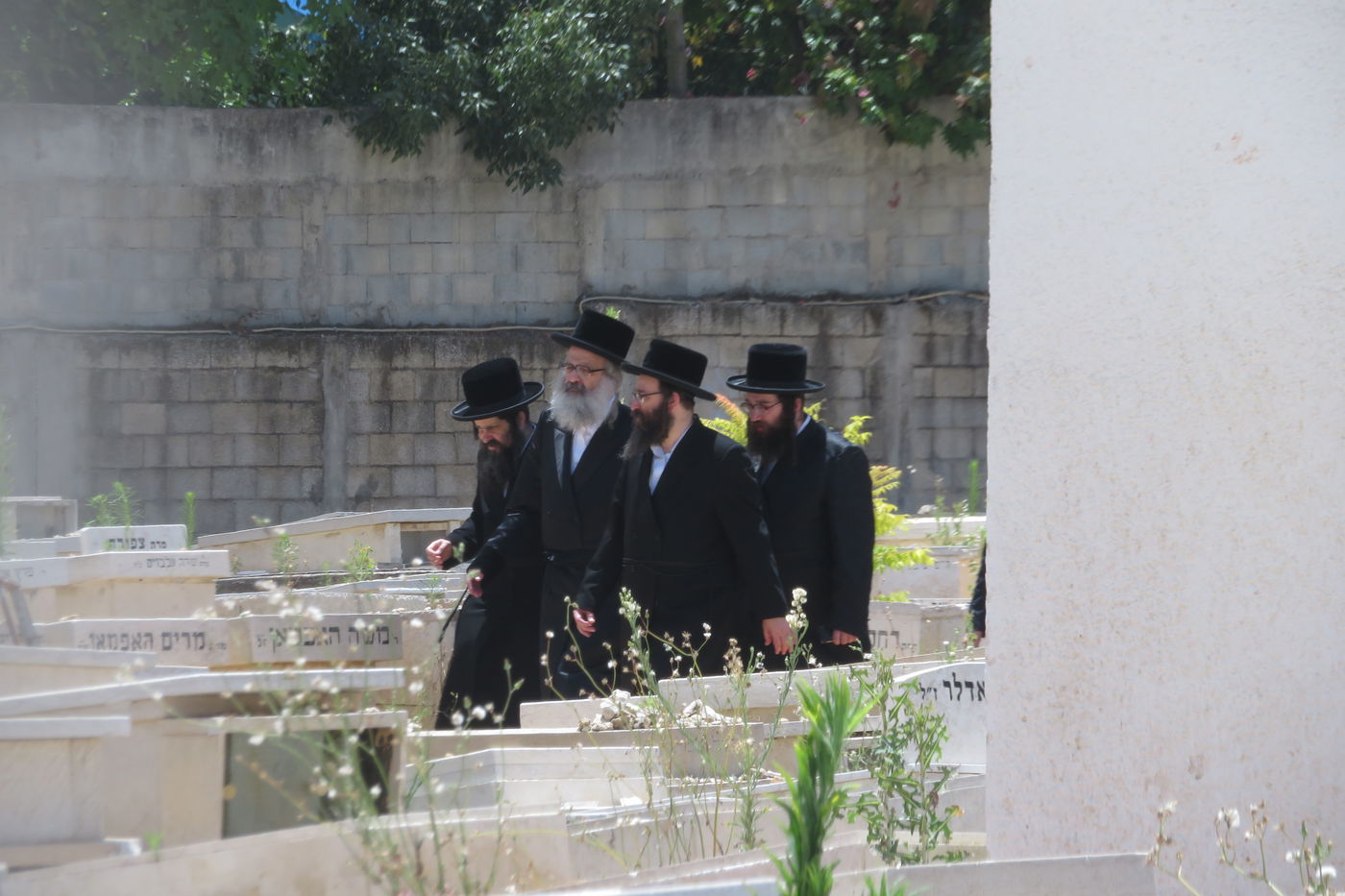 האדמו"ר מויז'ניץ ב"ש, בבית העלמין בב"ב