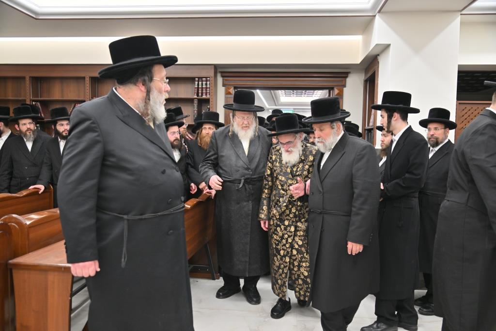 האדמו"ר מויז'ניץ בביקור בבתי אדמורי"ם באשדוד