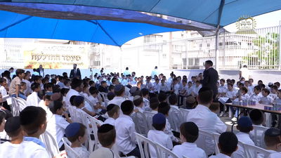 מאות ילדי ת"ת "דרך ישרים" בשירת "אבינו אב הרחמן" • צפו