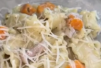 פסטה פיקנטית עם בטטה, גבינת פרמזן ורוטב פסטו