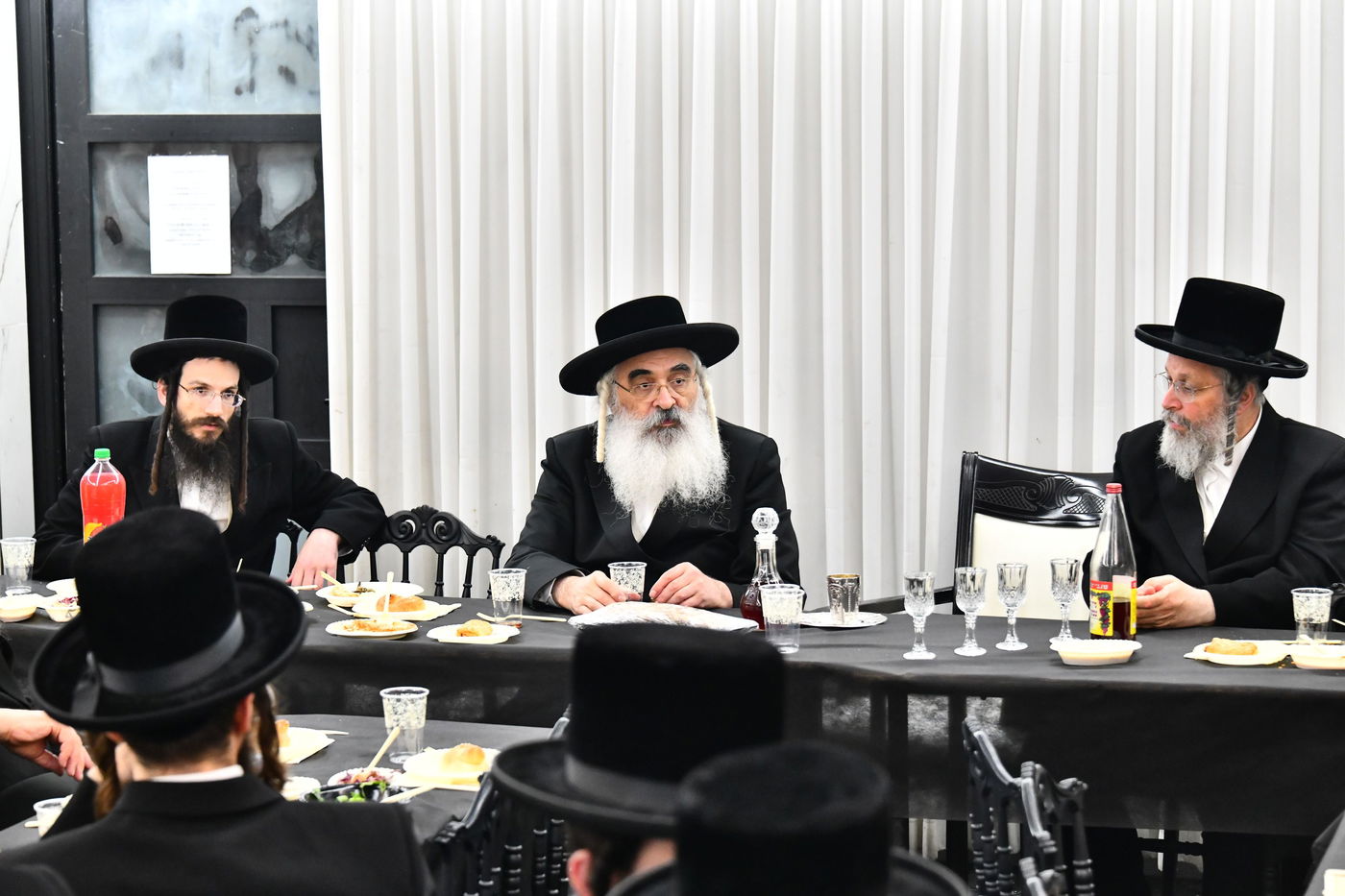 האדמו"ר מדושנסקיא בביקור בישיבתו בב"ב