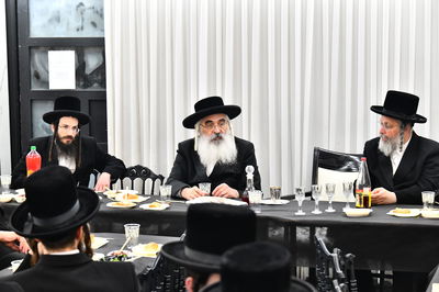 האדמו"ר מדושנסקיא בביקור בישיבתו בב"ב