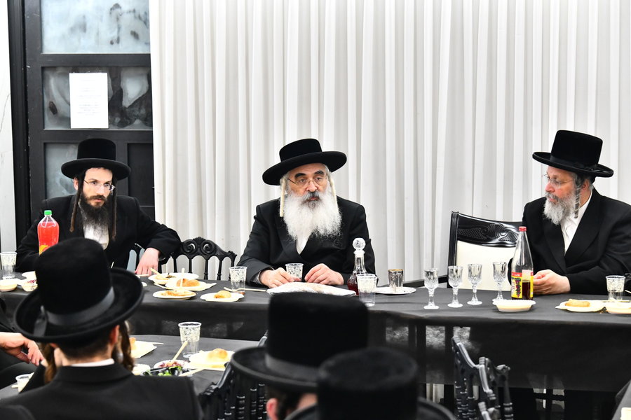 האדמו"ר מדושנסקיא בביקור בישיבתו בב"ב