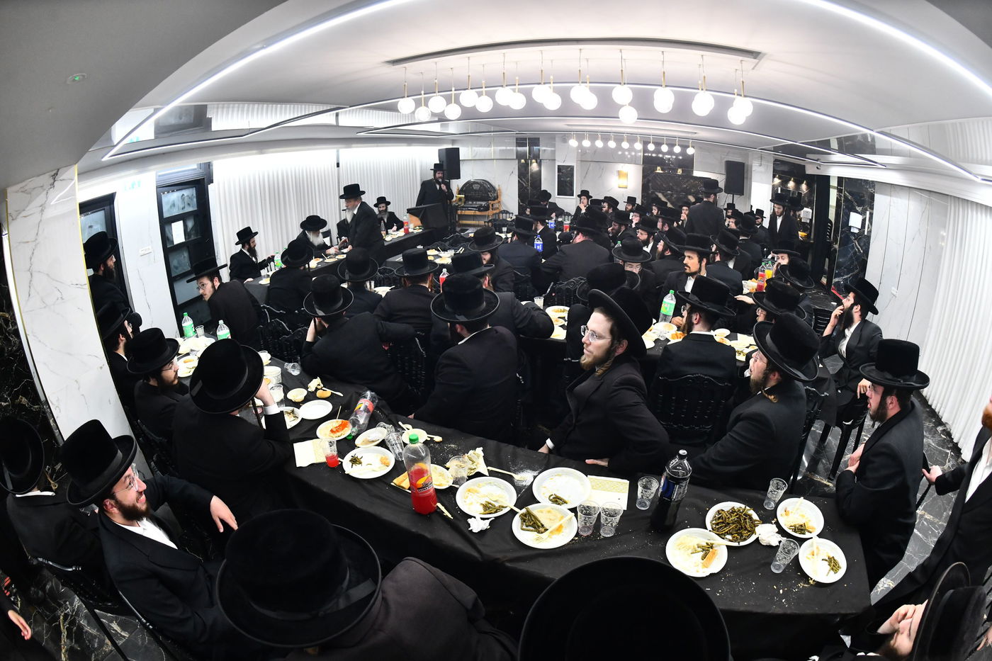 האדמו"ר מדושנסקיא בביקור בישיבתו בב"ב