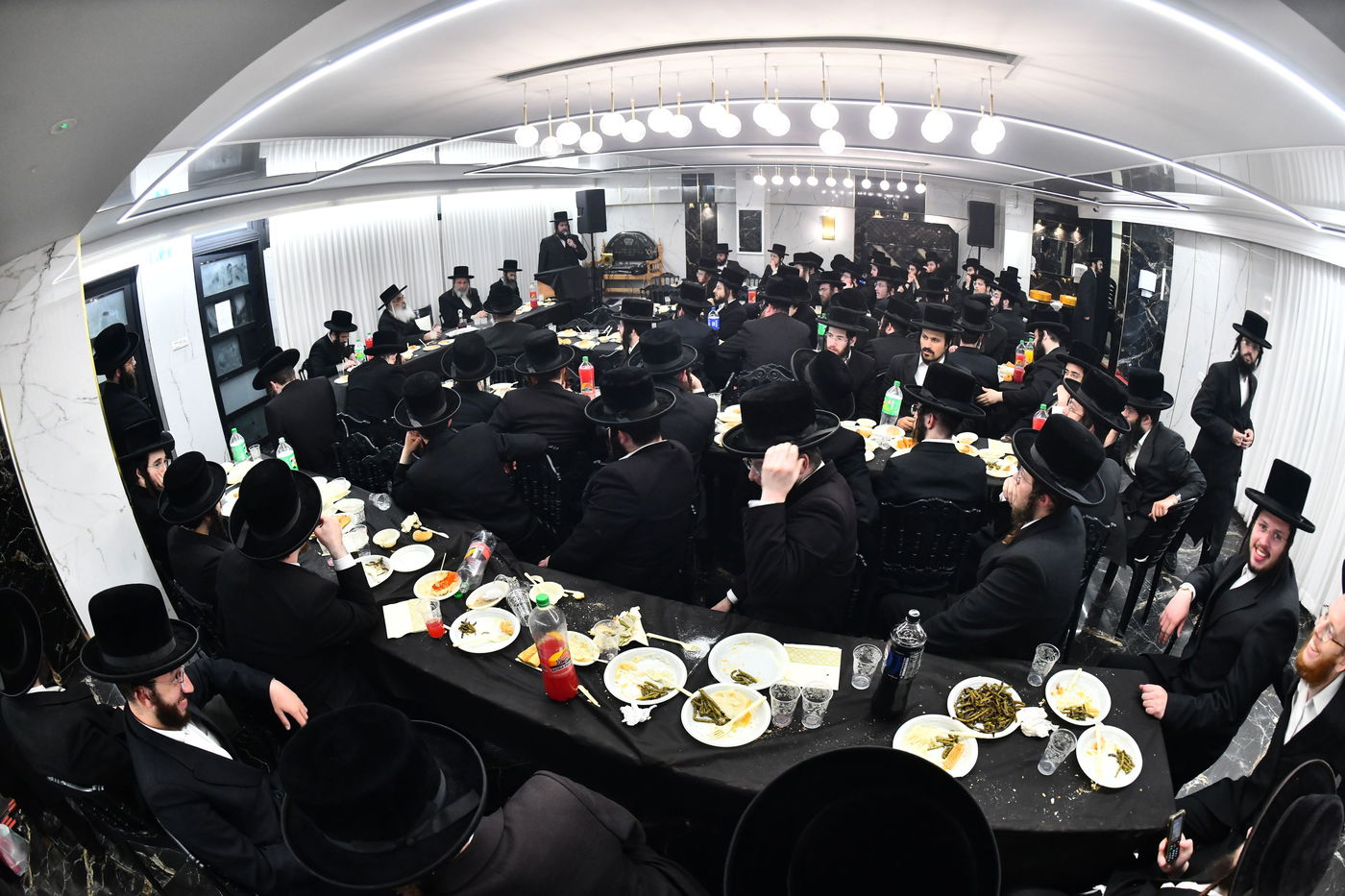 האדמו"ר מדושנסקיא בביקור בישיבתו בב"ב