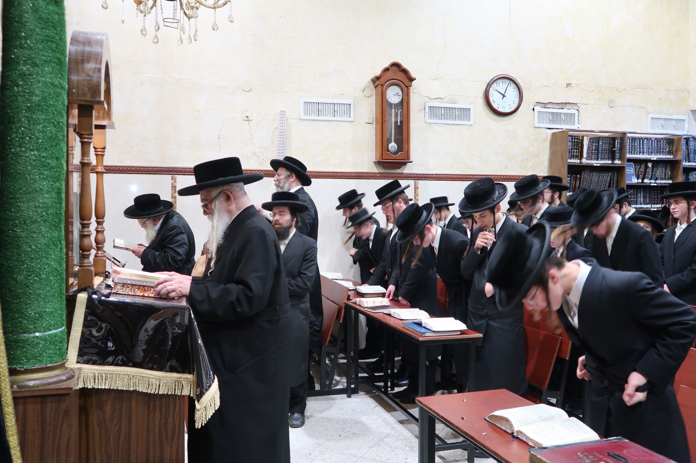 האדמו"ר ממשכנות הרועים בעצרת תפילה