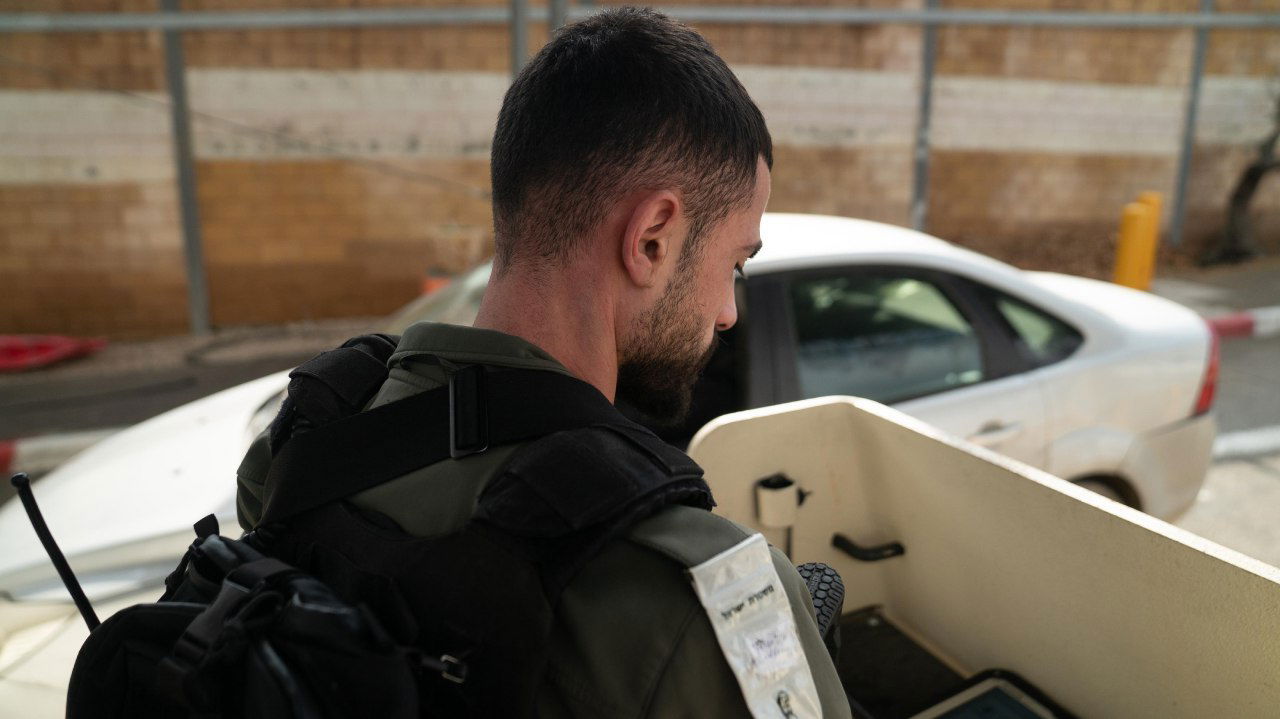 כחצי טון בשר הוברח מתחת לדופן כפולה של עגלה | צפו