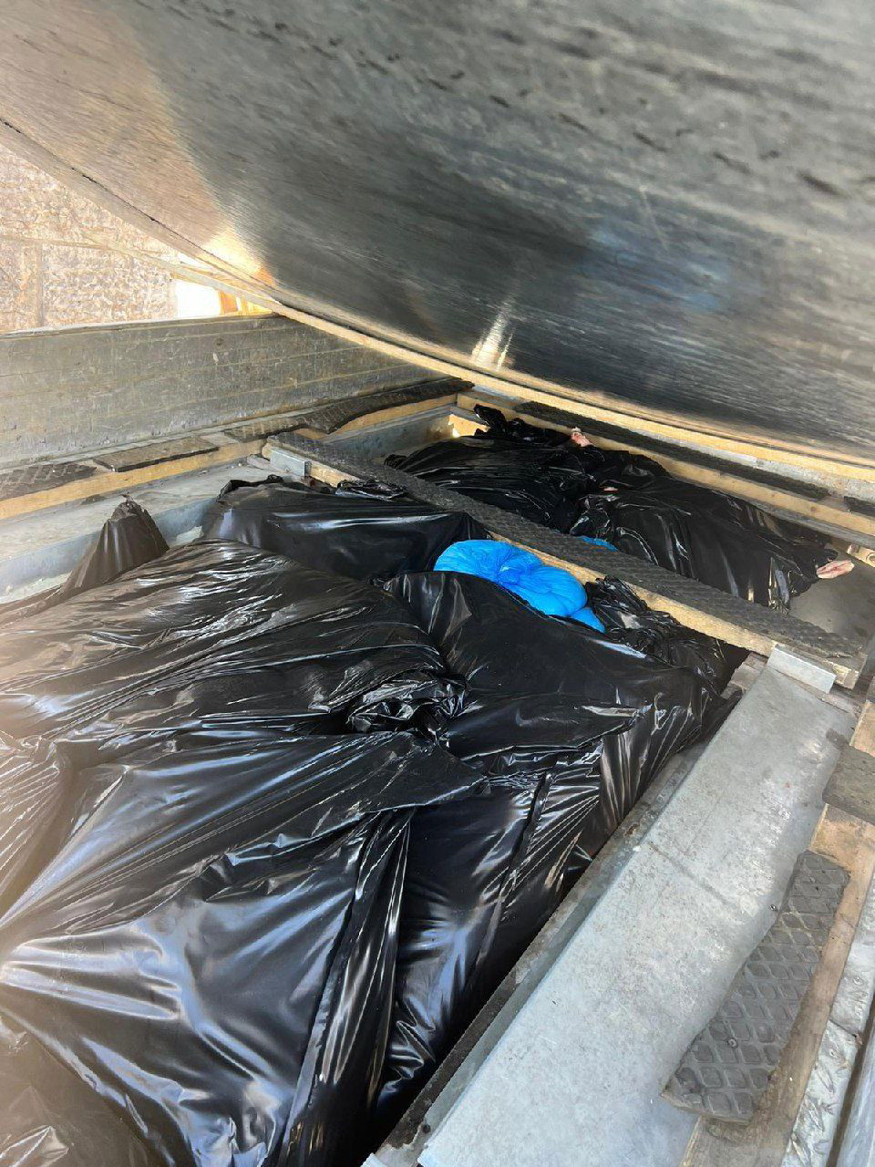 כחצי טון בשר הוברח מתחת לדופן כפולה של עגלה | צפו