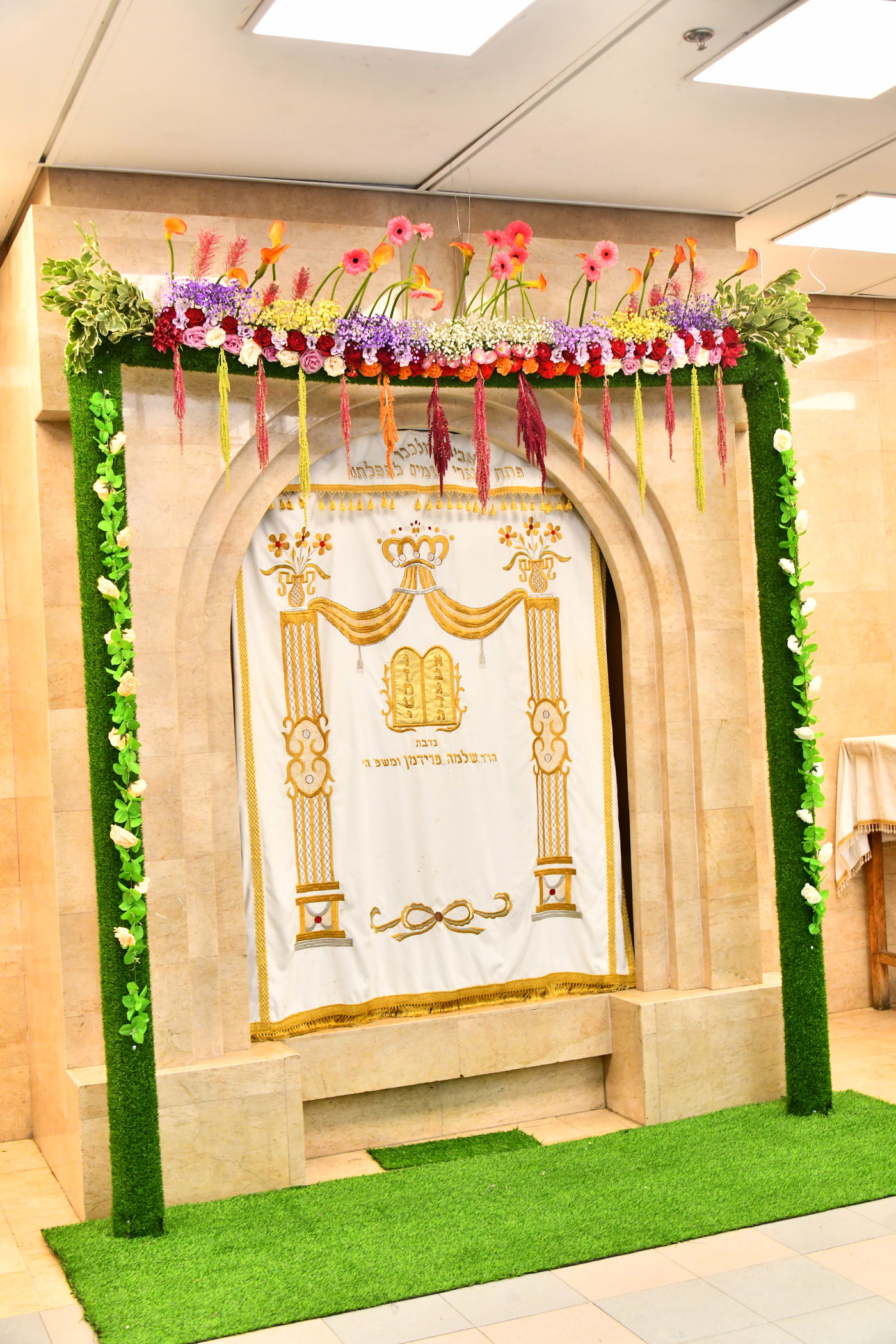 ערב חג השבועות בהיכלי הקודש בבני ברק