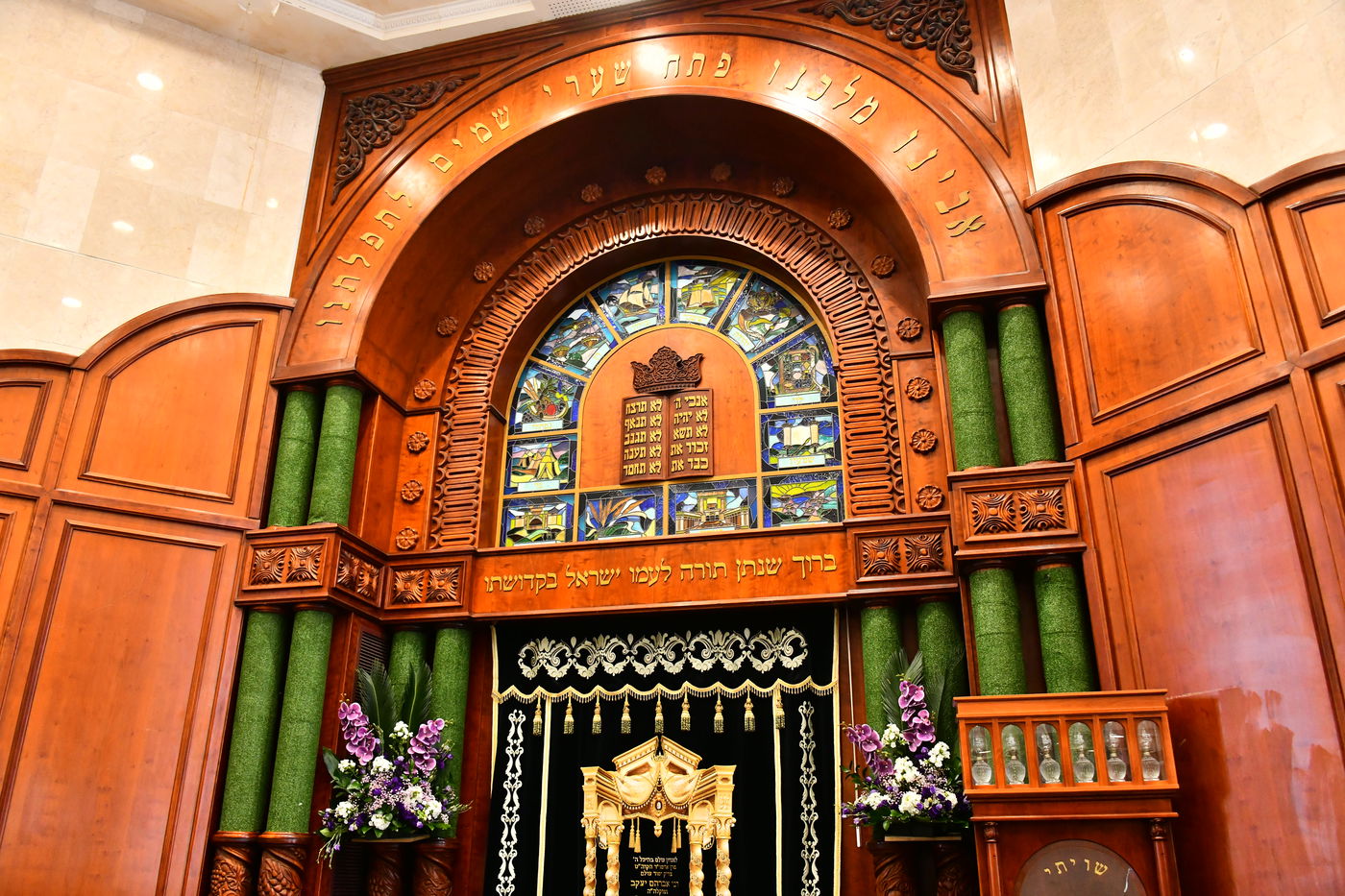 ערב חג השבועות בהיכלי הקודש בבני ברק