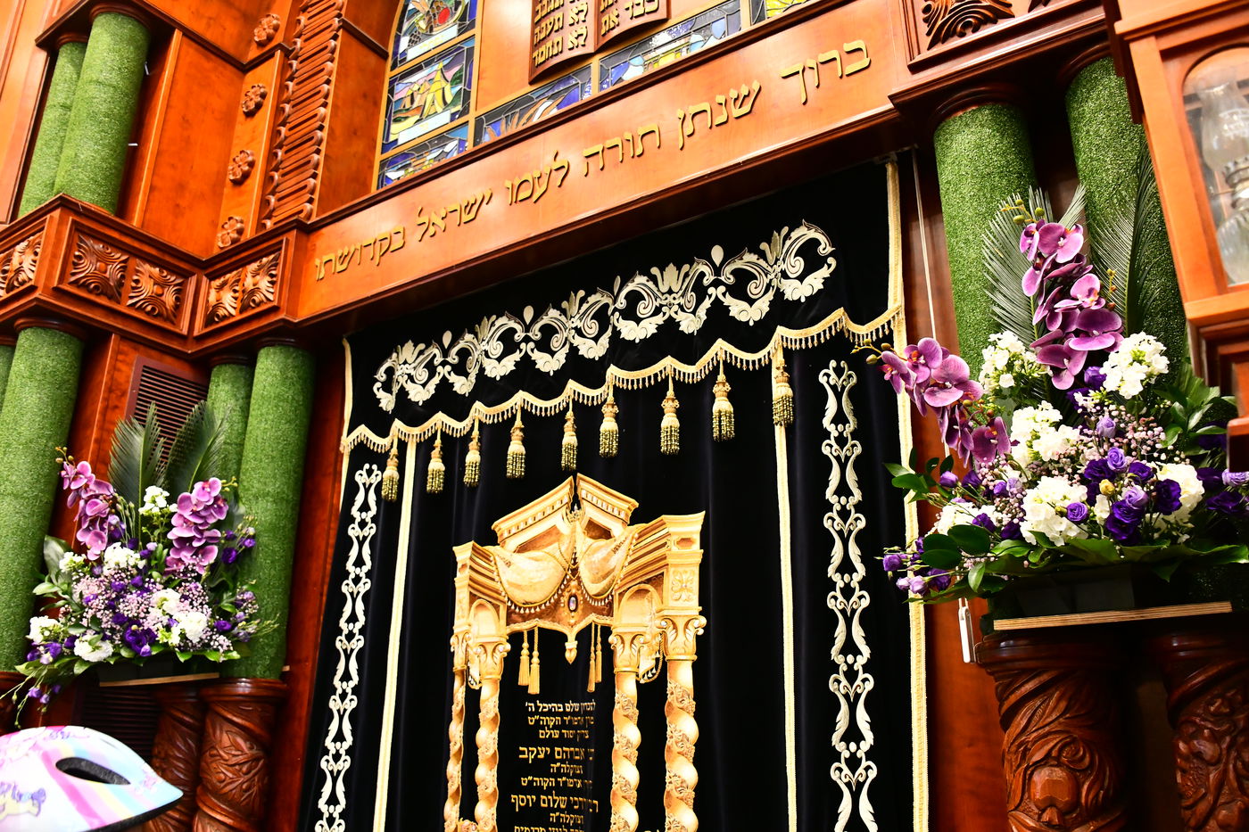 ערב חג השבועות בהיכלי הקודש בבני ברק