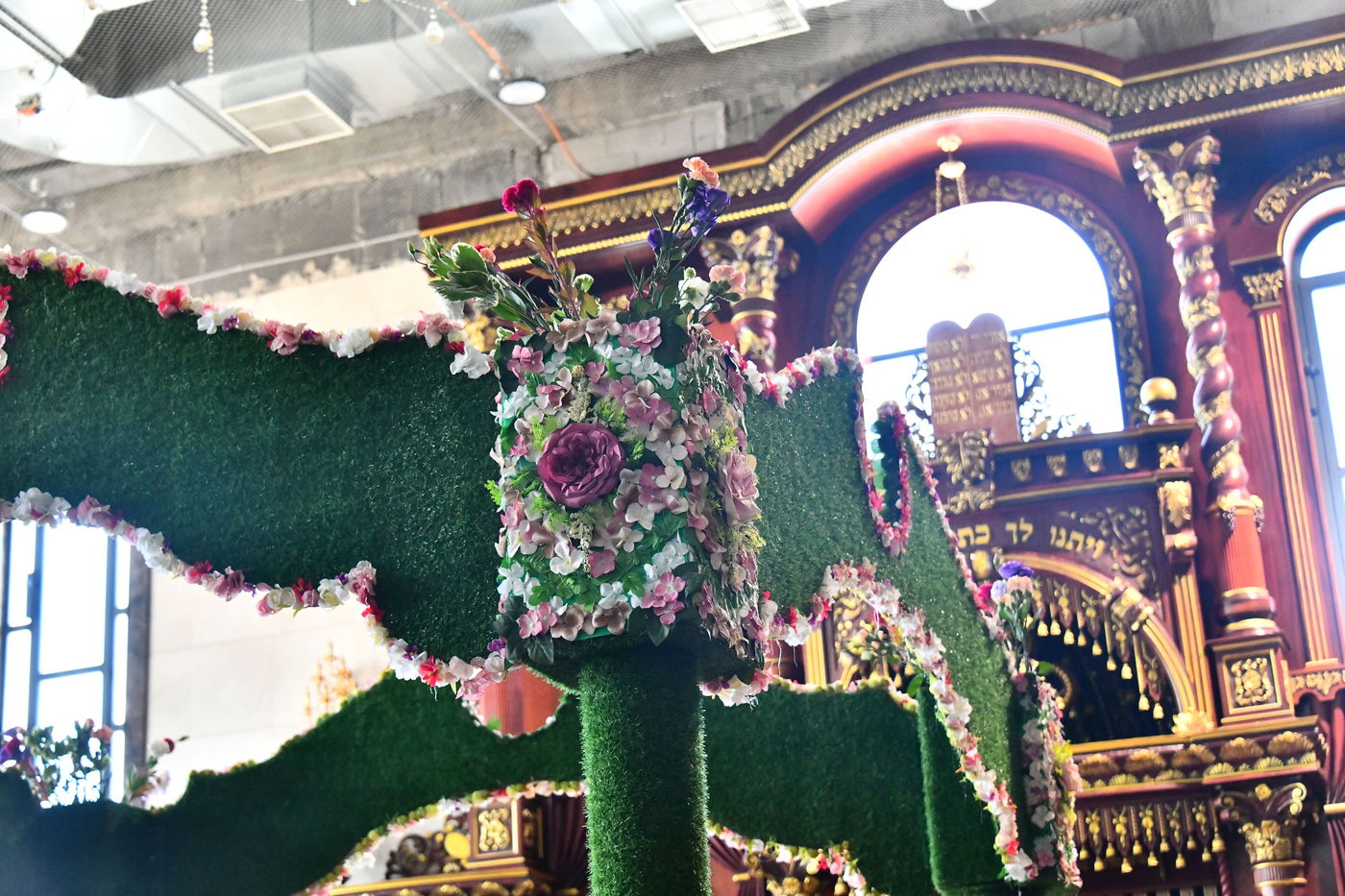 ערב חג השבועות בהיכלי הקודש בבני ברק