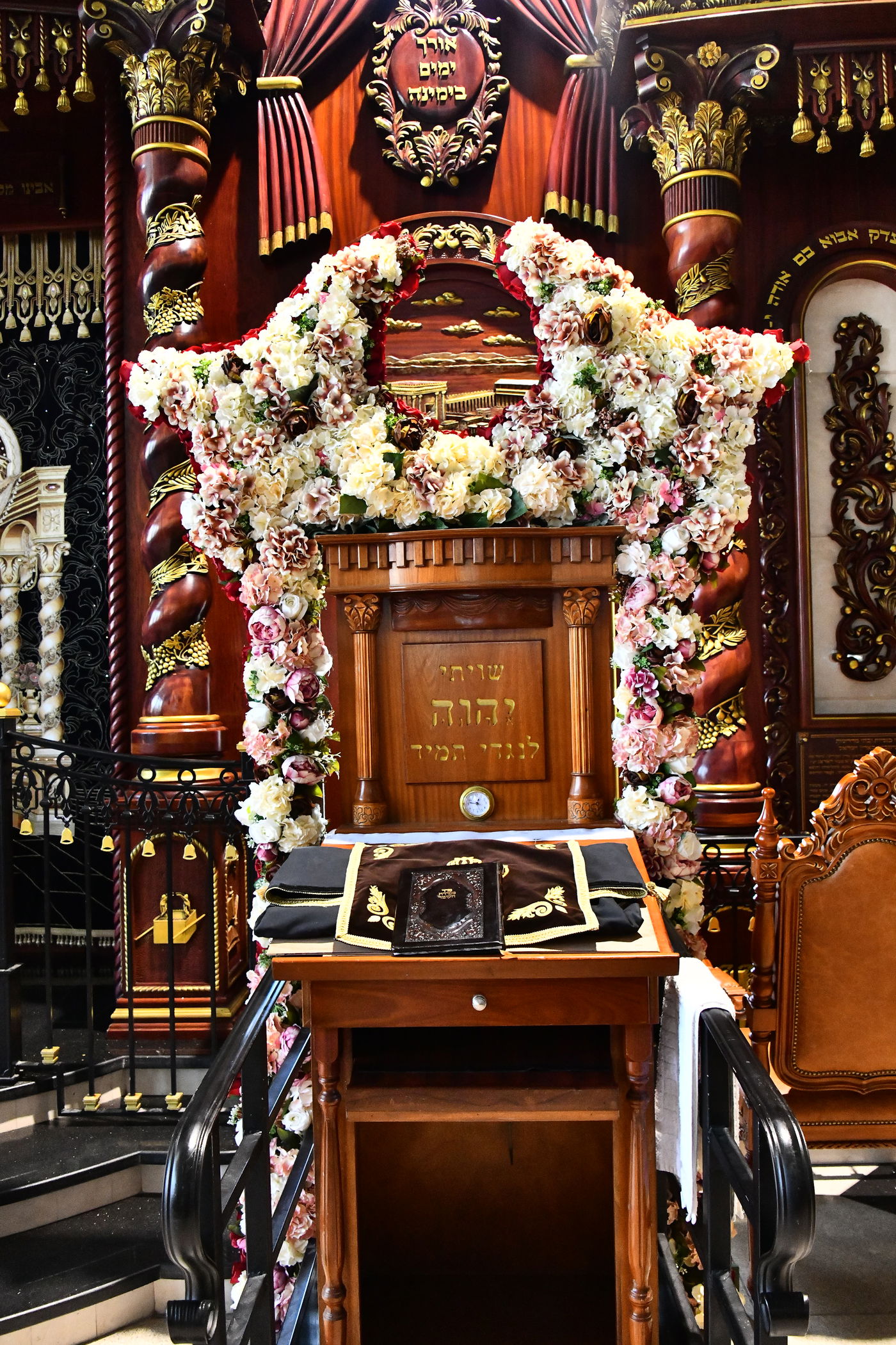 ערב חג השבועות בהיכלי הקודש בבני ברק