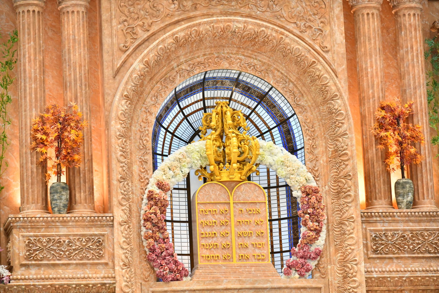 ערב חג השבועות בהיכלי הקודש בבני ברק